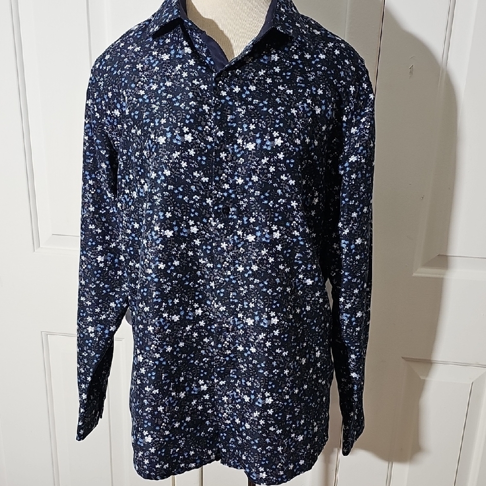 Silver‎ Stone Womens Size Large Button Down Blue Floral Long Sleeve Shirt.